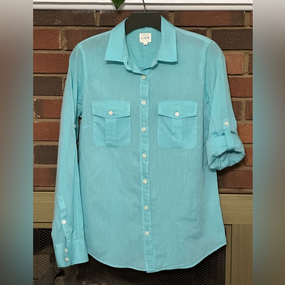 🛍️ J crew 100% cotton Roll up sleeve button shirt excellent condition.